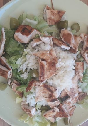 Una foto de Ensalada de pollo y arroz
