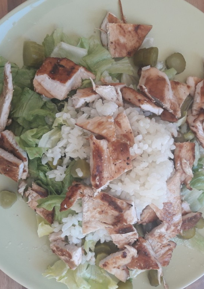 Una foto de Ensalada de pollo y arroz