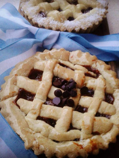 Una foto de Pasta frola dulce de "membrillo - coco" y/o "dulce de leche - chips de chocolate"