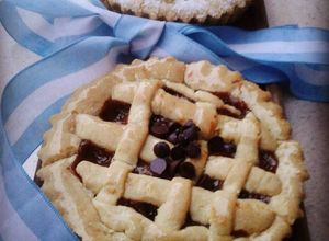 Una foto de Pasta frola dulce de "membrillo - coco" y/o "dulce de leche - chips de chocolate"