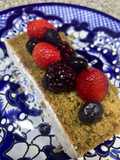 Panqué de matcha healthy con frutos rojos