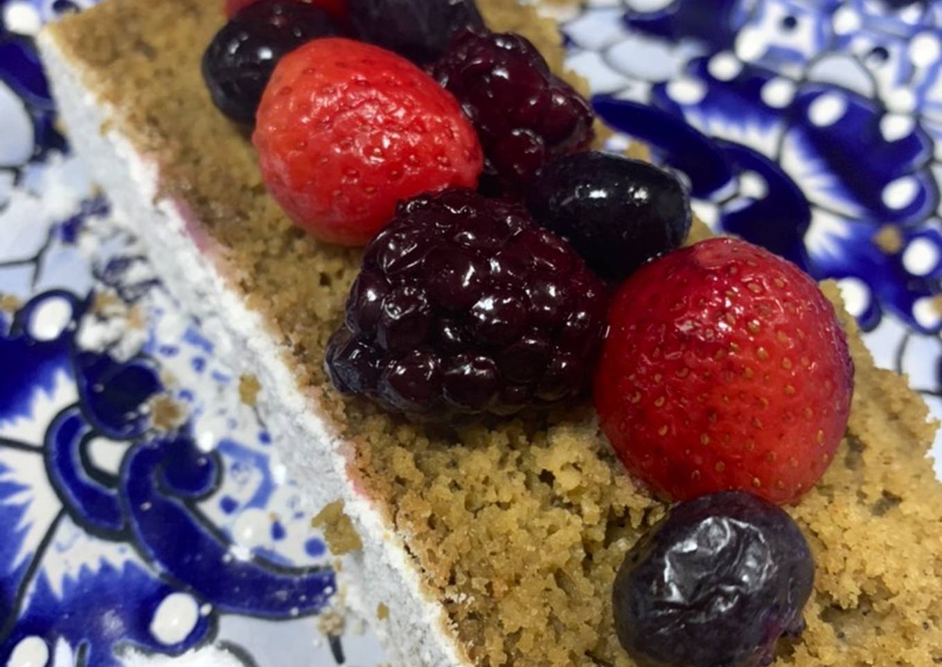 Panqué de matcha healthy con frutos rojos