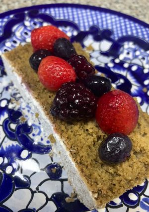 Una foto de Panqué de matcha healthy con frutos rojos