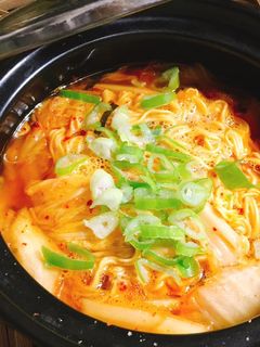 Hình của món Mì kim chi.