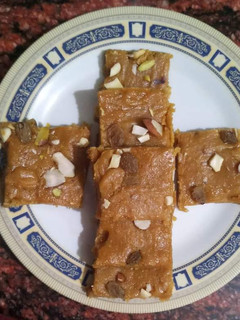 बेसन की बर्फी (besan ki barfi recipe in Hindi) रेसिपी मुख्य फोटो