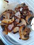 Champiñones al ajillo con tocino y mantequilla