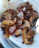 Champiñones al ajillo con tocino y mantequilla