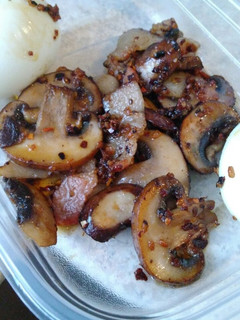 Una foto de Champiñones al ajillo con tocino y mantequilla