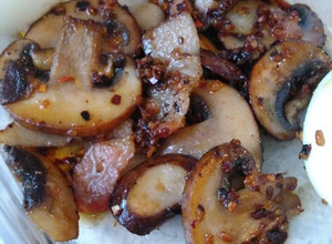 Una foto de Champiñones al ajillo con tocino y mantequilla