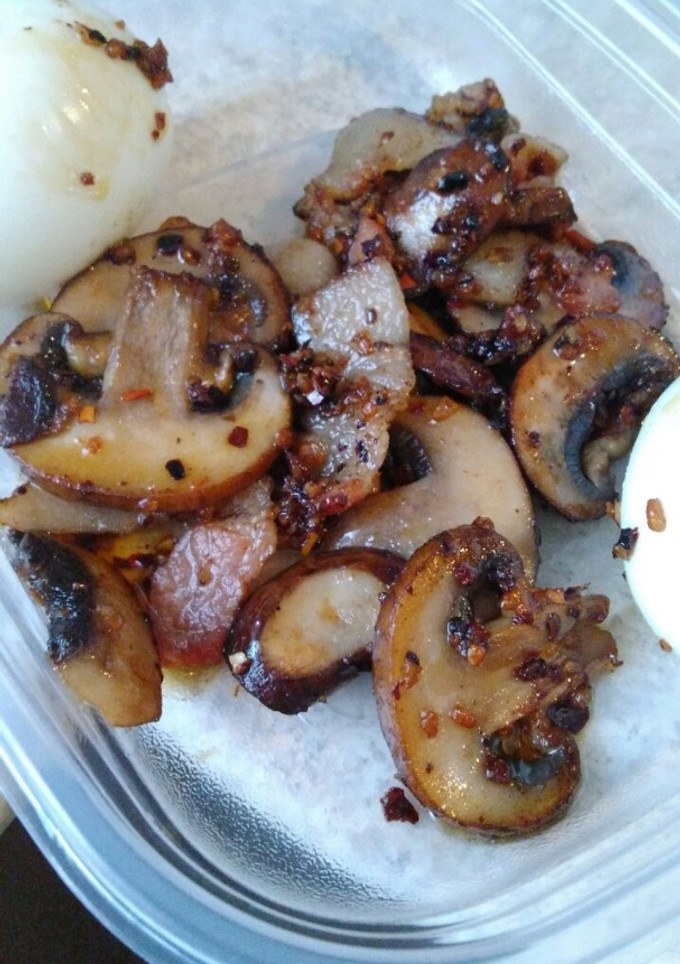 Una foto de Champiñones al ajillo con tocino y mantequilla