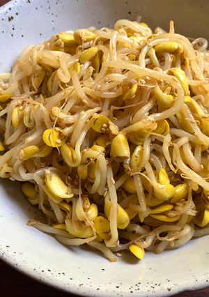 A picture of ‘Goma-ae’ Soy Bean Sprouts.