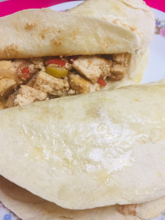 Una foto de Tortillas de tofu ahumado en salsa de soja 🌮🍴