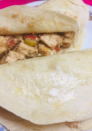 Una foto de Tortillas de tofu ahumado en salsa de soja 🌮🍴