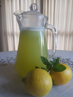 Una foto de Limonada, jengibre y miel. #delantaldorado