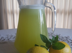 Una foto de Limonada, jengibre y miel. #delantaldorado
