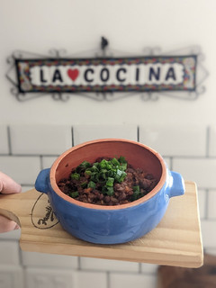 Una foto de Chili con carne 🌶️🍗🍲 (guiso de porotos rojos/aduki)