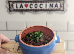 Una foto de Chili con carne 🌶️🍗🍲 (guiso de porotos rojos/aduki)