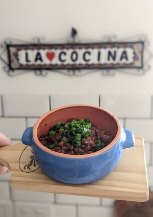 Una foto de Chili con carne 🌶️🍗🍲 (guiso de porotos rojos/aduki)