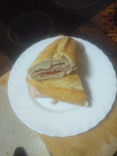 Una foto de Bocadillo de pollo relleno con tomate aliñado