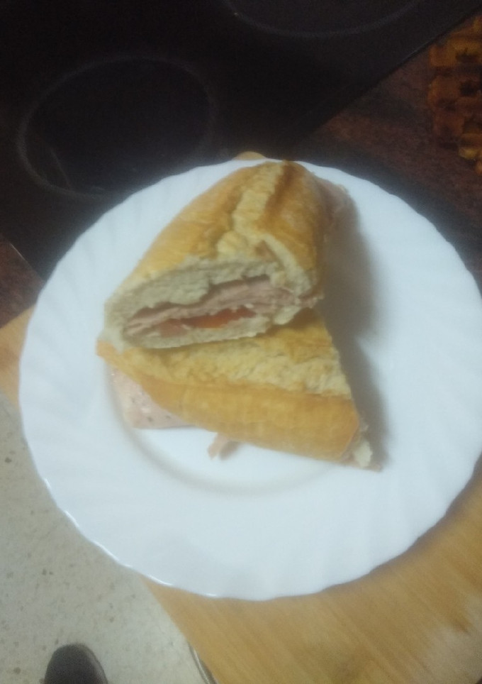 Una foto de Bocadillo de pollo relleno con tomate aliñado