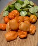 Chile de habanero con jugo de limón, ajo, sal y pimienta molida