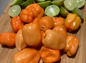 Una foto de Chile de habanero con jugo de limón, ajo, sal y pimienta molida