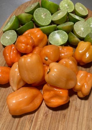 Una foto de Chile de habanero con jugo de limón, ajo, sal y pimienta molida