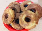 Una foto de donuts con manzana