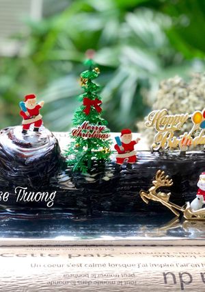 Hình của món Bánh Khúc Cây - Yule Log Cake.