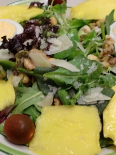 Una foto de Ensalada con frutos secos y mango