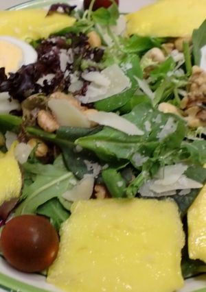 Una foto de Ensalada con frutos secos y mango
