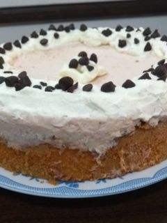 Una foto de Torta de limón, con mousse de chocolate blanco y frutillas