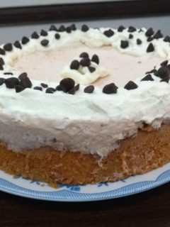 Una foto de Torta de limón, con mousse de chocolate blanco y frutillas