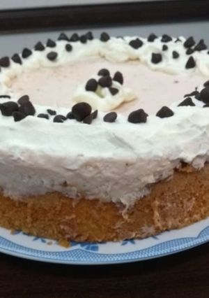 Una foto de Torta de limón, con mousse de chocolate blanco y frutillas