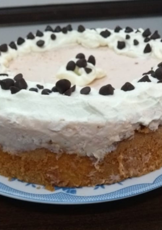 Una foto de Torta de limón, con mousse de chocolate blanco y frutillas