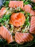 Salad bông chuối, cải mầm ngọt, và cá hồi