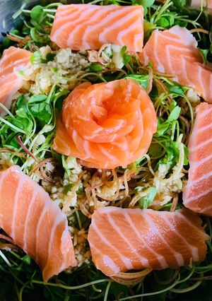 Hình của món Salad bông chuối, cải mầm ngọt, và cá hồi.