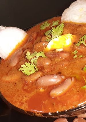 पंजाबी स्टाईल राजमा मसाला (rajma masala recipe in marathi) रेसिपी चे मुख्य फोटो 