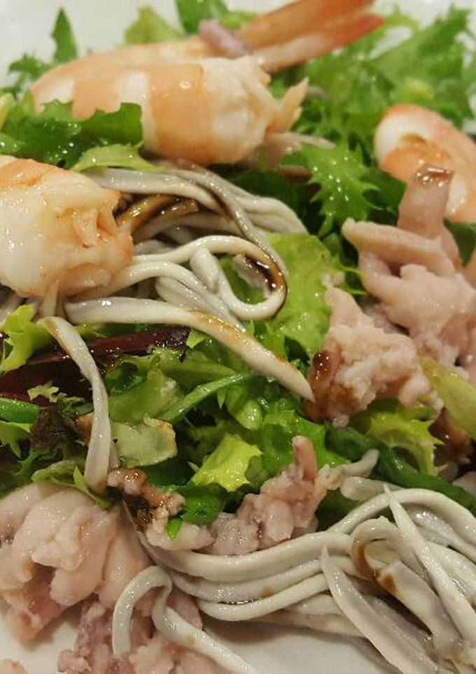 Una foto de Ensalada de escarola langostinos, calamares y gulas