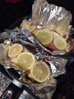 Una foto de Salmón al vapor con limón