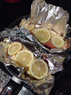 Una foto de Salmón al vapor con limón