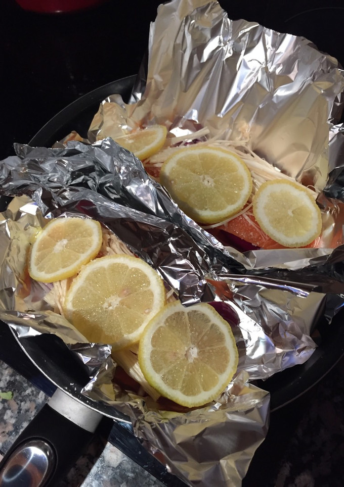 Una foto de Salmón al vapor con limón
