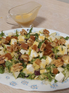Una foto de Ensalada variada con salsa de membrillo