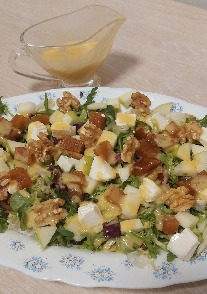 Una foto de Ensalada variada con salsa de membrillo