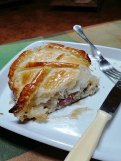 Una foto de Hojaldre relleno de merluza con bechamel de champiñón y jamón