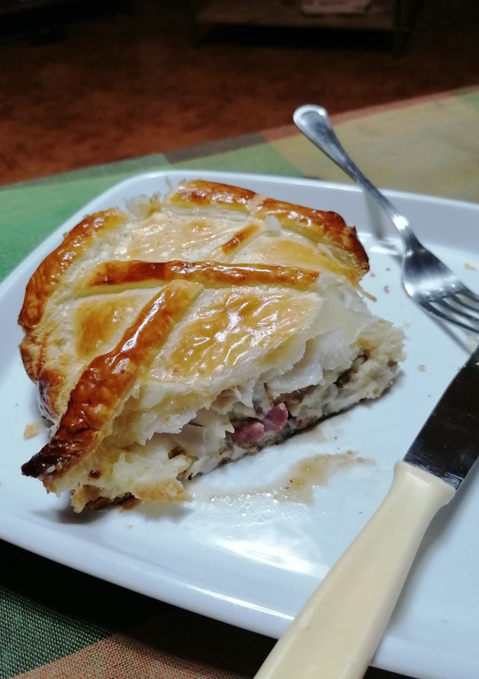 Una foto de Hojaldre relleno de merluza con bechamel de champiñón y jamón