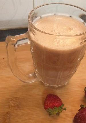 A picture of Banana Strawberry milkshake.