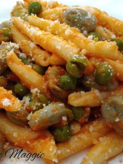 Una foto de Fusilli con habas y guisantes