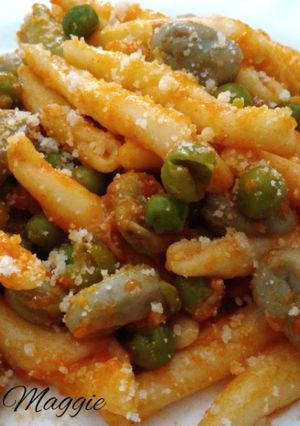 Una foto de Fusilli con habas y guisantes