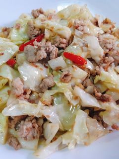 รูปของ กะหล่ำปลีผัดหมูสับ